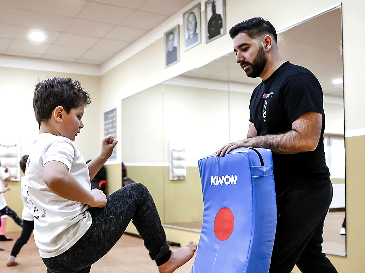 Kind tritt bei Sifu Fatih Yilmaz gegen die Schlagpratze im Ving-Tsun-Training