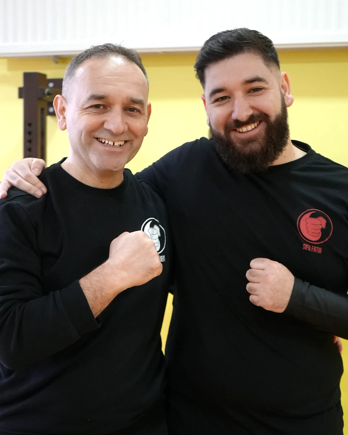 Sifu Levent Yilmaz und Sifu Fatih Yilmaz nebeneinander im Trainingsraum