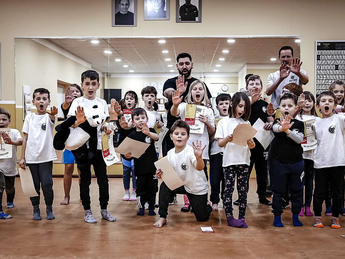 Kindergruppe zeigt nach der Prüfung die Stopp-Hand, mit Urkunden in der Hand
