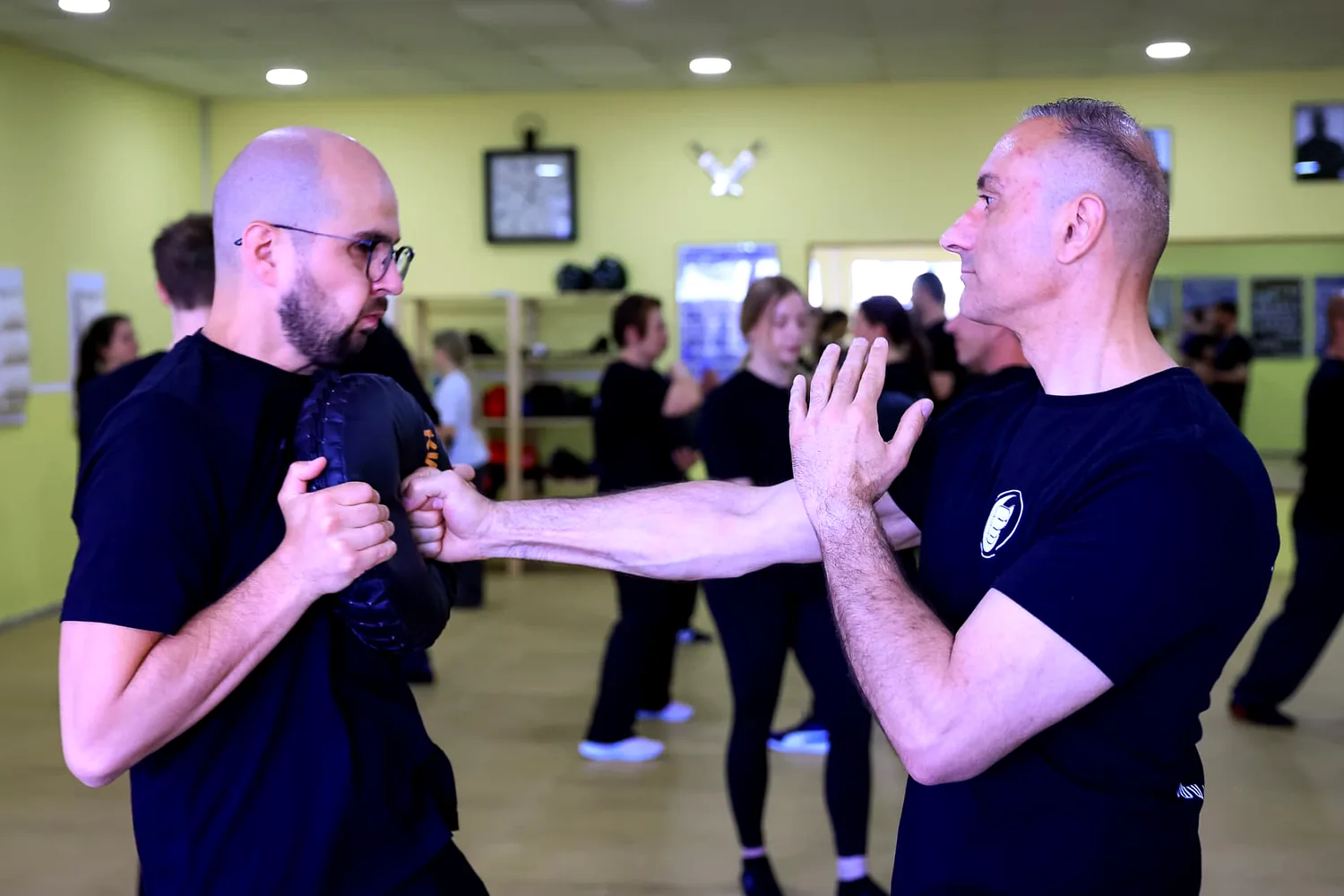 Sifu Levent Yilmaz übt mit einem Trainierenden kontrolliert Deckung und Schlagabwehr