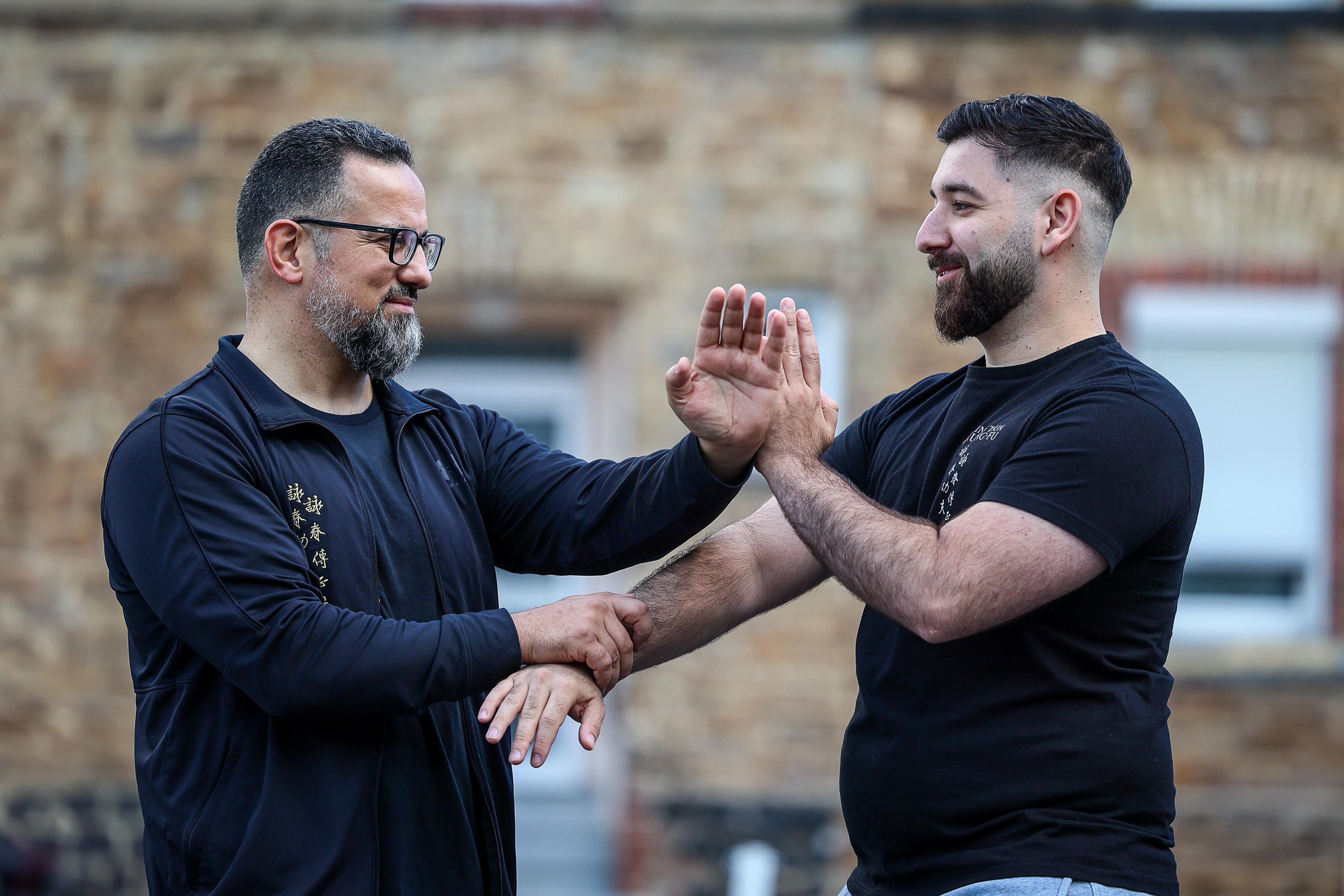 Vater und Sohn zeigen eine Partnerübung