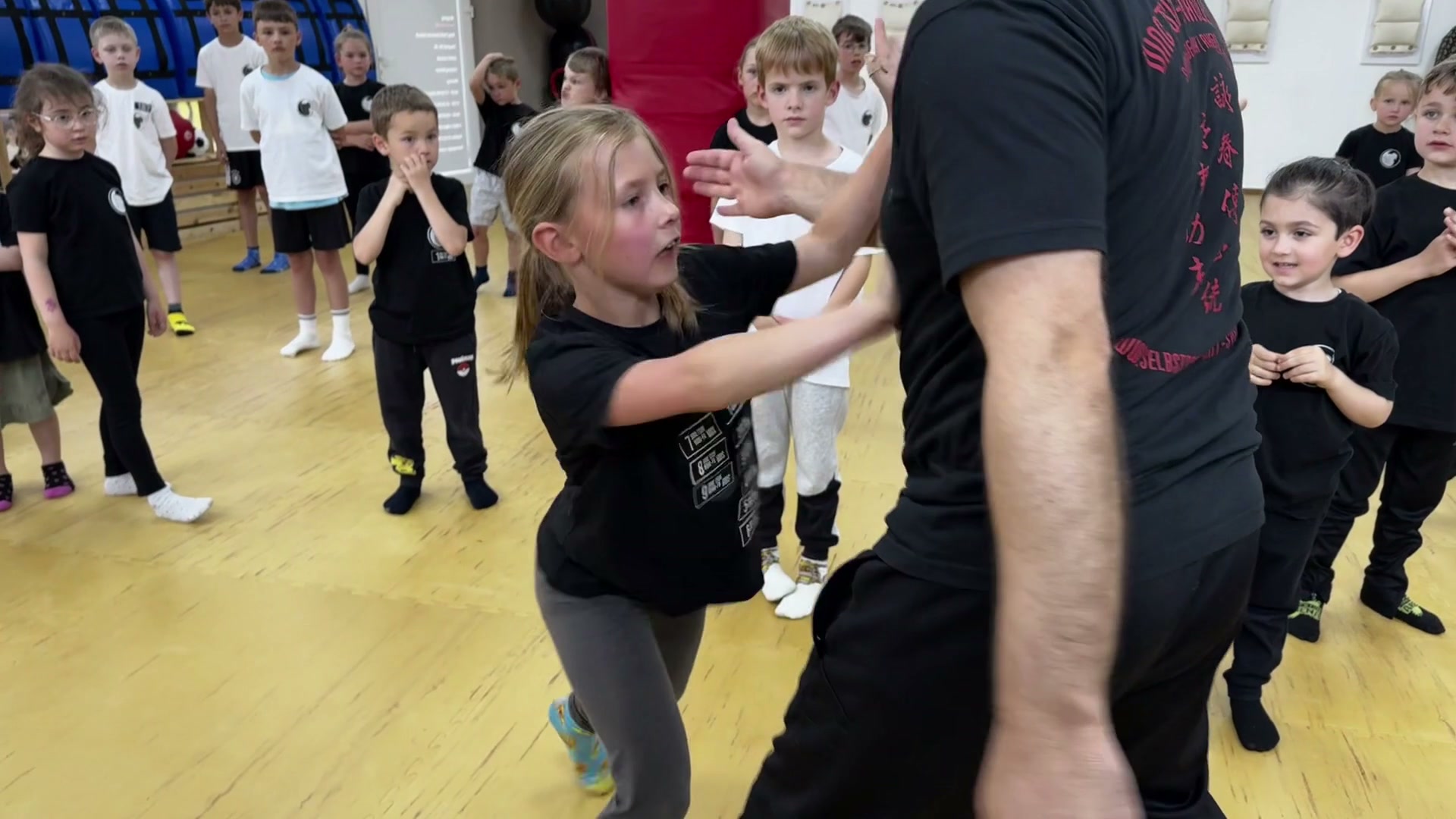 Kindergruppe der Ving Tsun Schulen Yilmaz beim Training mit dem Trainer