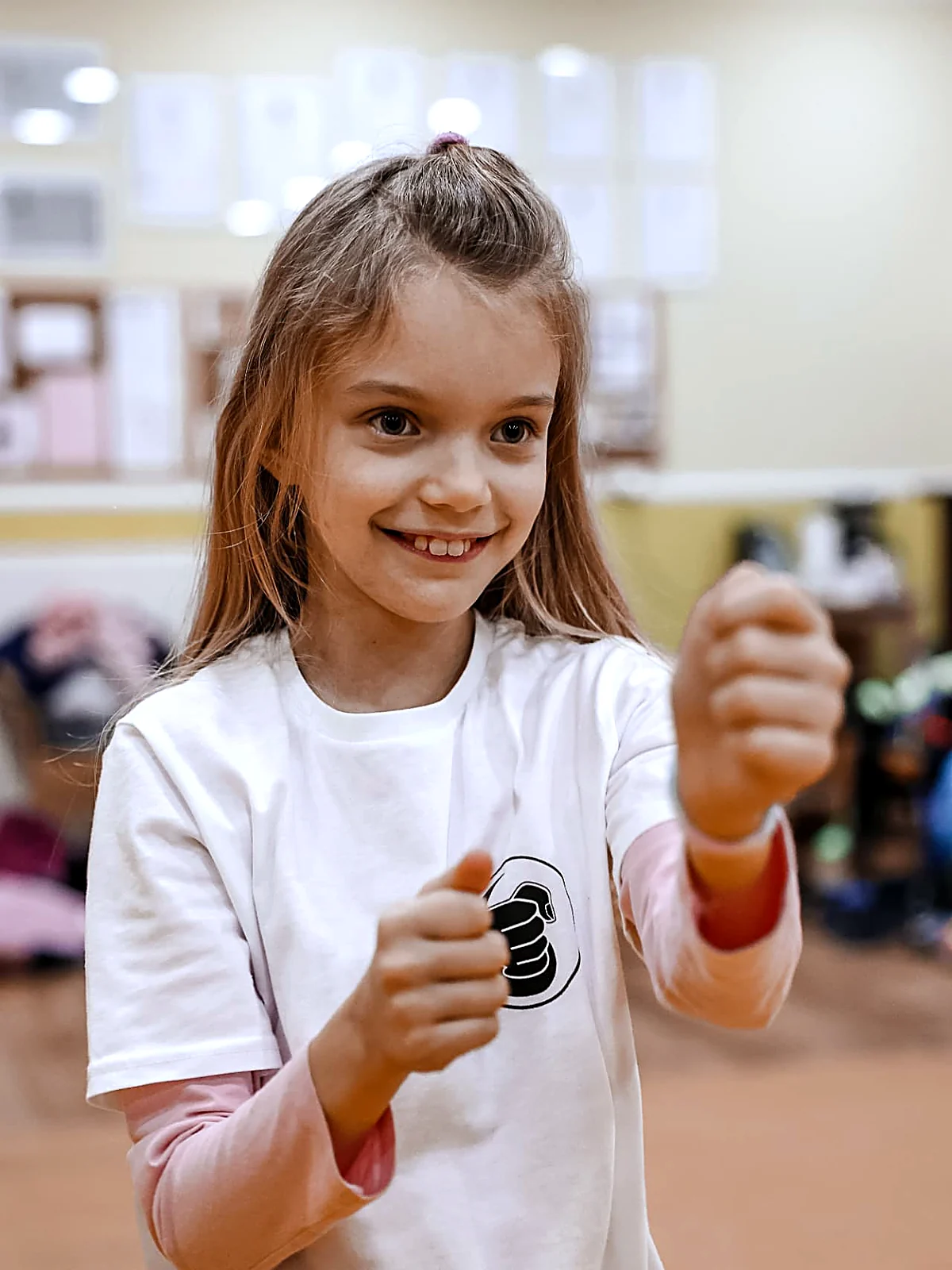Lachende Jugendliche in Grundstellung im Training