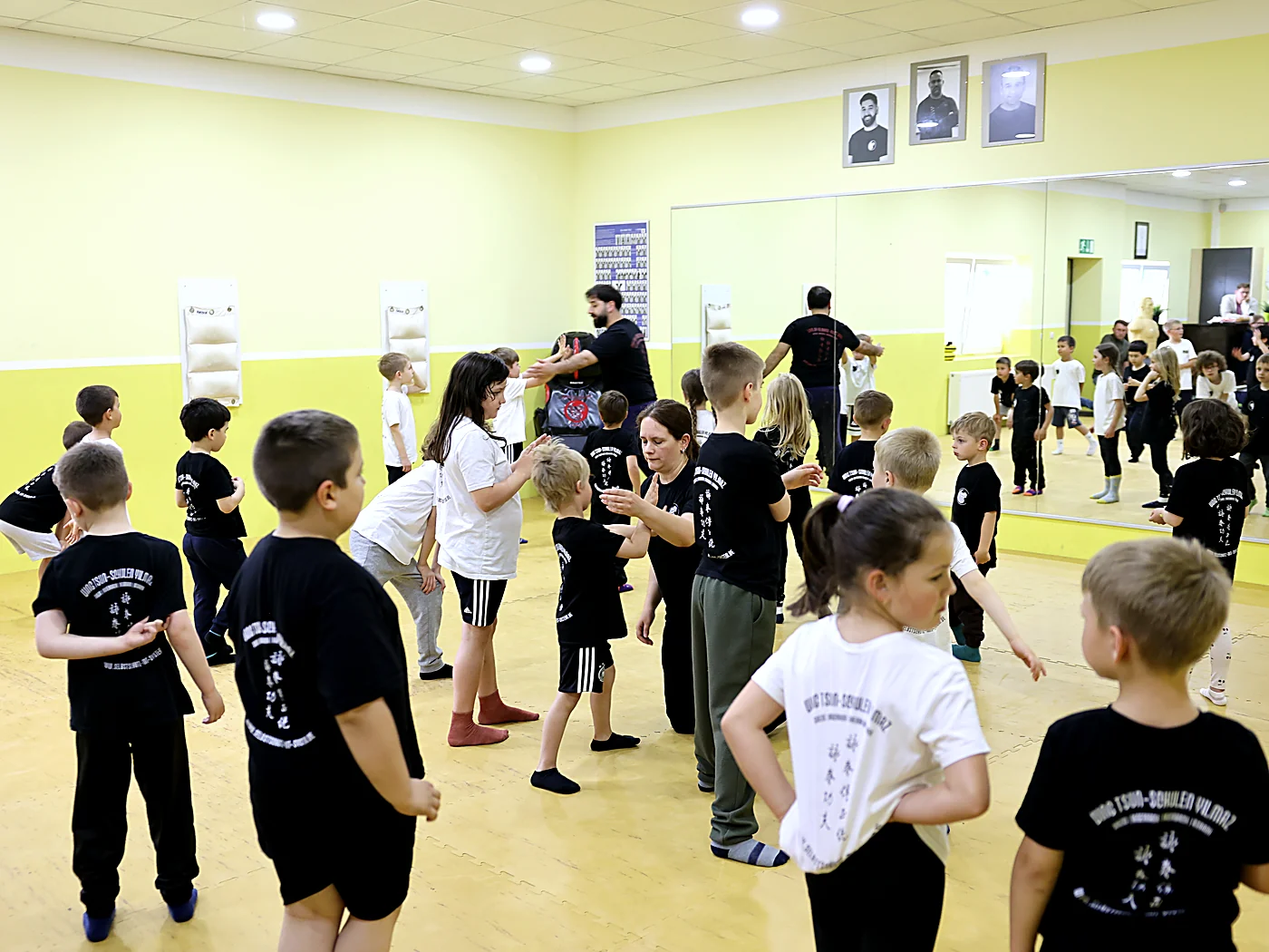 Volle Kindergruppe beim Ving-Tsun-Training in der Halle